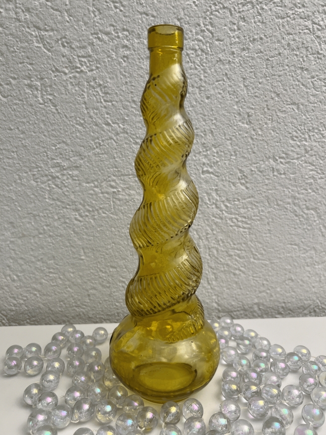 gedrehte Flaschenvase aus gelbem Glas (2/2)